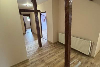 Casă cu 4 camere cu Teren 600 Mp în Central - 1