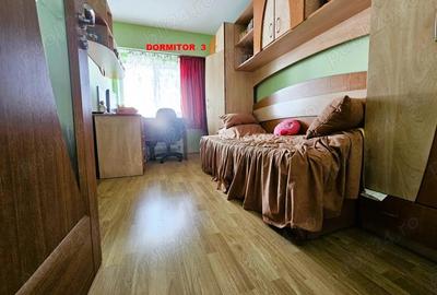 Apartament cu 4 camere decomandat în E3