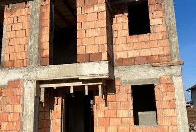 Casă cu 4 camere cu Teren 250 Mp în Tărlungeni