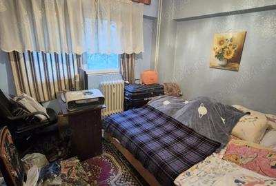 Apartament cu 4 camere decomandat în Tei
