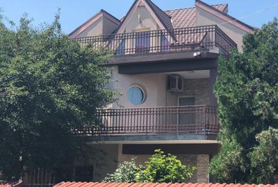 Casă individuală cu 7 camere cu Canalizare în Apărătorii Patriei - 1