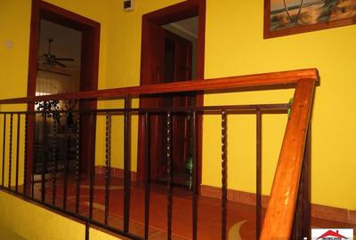 Casă cu 5 camere cu Teren 299 Mp în Central - 1