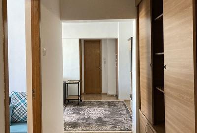 Apartament cu 3 camere semidecomandat în Crângași
