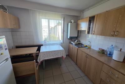 Apartament cu 3 camere semidecomandat în Gojdu