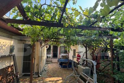 Casa de vanzare, cu 4 camere, zona Sector 5