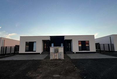 Casă cu 3 camere cu Teren 250 Mp în Central - 1