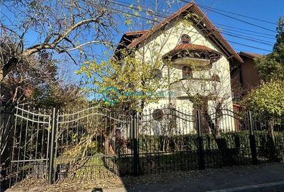 Royal Imobiliare - Vanzare Vila 5 camere , teren 800 mp,zona Sala Sporturilor - 1