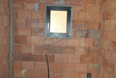 Casă cu 5 camere cu Teren 9700 Mp în Vama