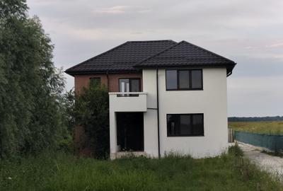 Casă individuală cu 5 camere cu Teren 1800 Mp în Tărtășești