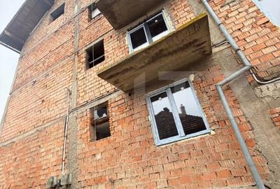 Apartament cu 3 camere decomandat în Tractorul - 2