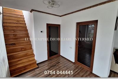 Vila+casa de vanzare zona Km 5 - 11