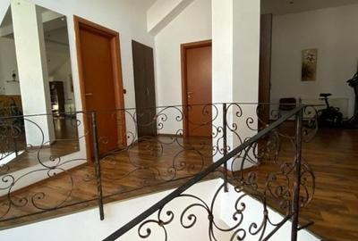 Casă individuală cu 6 camere cu Canalizare în Bd. Laminorului - 14