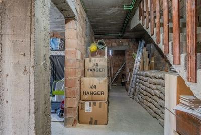 Casă individuală cu 8 camere cu Garaj în Colonia 1 Mai - 53