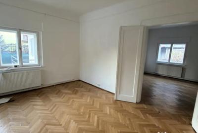 Casă cu 4 camere cu Canalizare în Central - 12