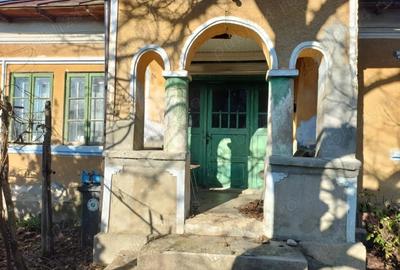 Casă cu 4 camere în Crăciunei