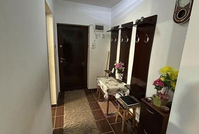 Apartament cu 3 camere semidecomandat în Traian