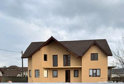 Casă cu Teren 860 Mp în Central - 2