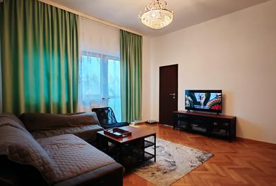 Apartament cu 3 camere semidecomandat, mobilat în Libertății