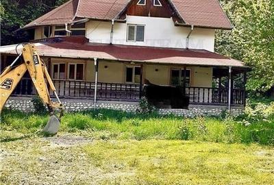 VIla 5 camere + casa rustica 4 camere, teren 5699 mp, ideal pentru investie turi