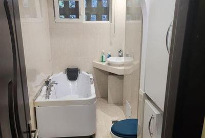Apartament cu 3 camere semidecomandat în Berceni