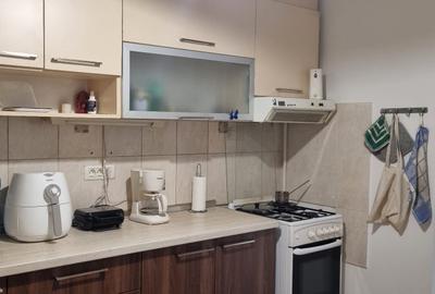 Apartament cu 3 camere semidecomandat, mobilat în Iancului