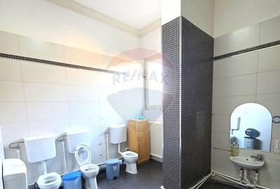 Casă cu 10 camere cu Teren 900 Mp în 23 August - 10