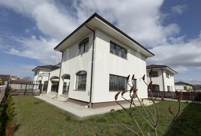 Casa 4 camere de vanzare in Dezmir - 2