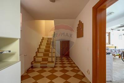 Casă cu 7 camere cu Garaj în Central - 40