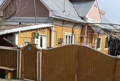 Casă cu 4 camere cu Teren 945 Mp în Comani - 1