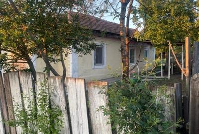 Vând casă batraneasca - 1