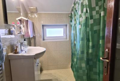 Casă individuală cu 5 camere cu Canalizare în Km 5 - 18