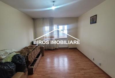 Apartament cu 3 camere decomandat în Rovine