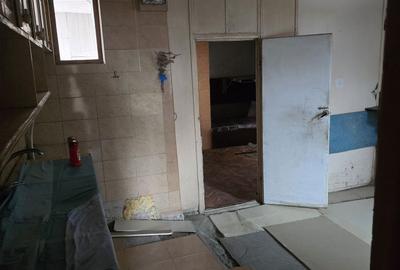 Casă cu 4 camere cu Canalizare în Central - 2