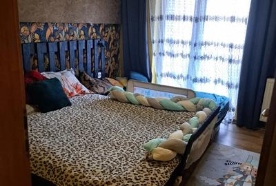 Vand apartament 3 camere(bloc nou),zona 300,et 1 - 7