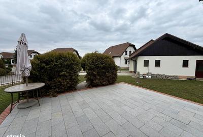 Casă cu 5 camere cu Canalizare în Central - 1