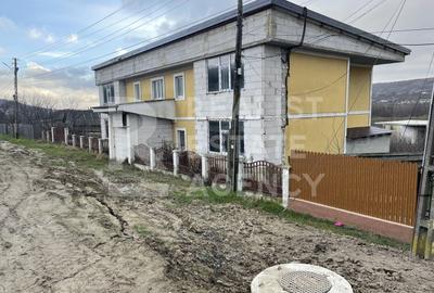 Casă individuală cu 10 camere cu Canalizare în Schitu Duca - 1