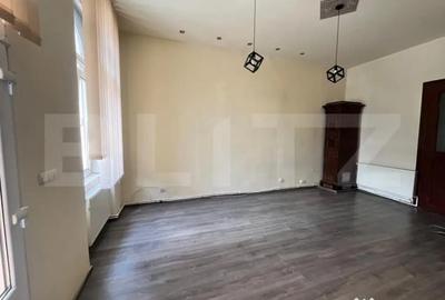 Spațiu comercial, de 60 mp, în Central - 4