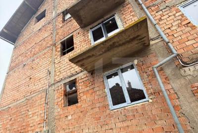 Apartament cu 3 camere decomandat în Tractorul