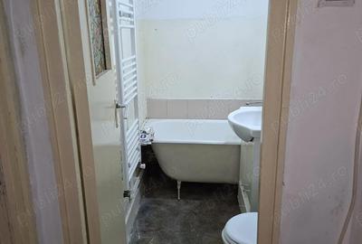 Apartament cu 3 camere semidecomandat în Cet