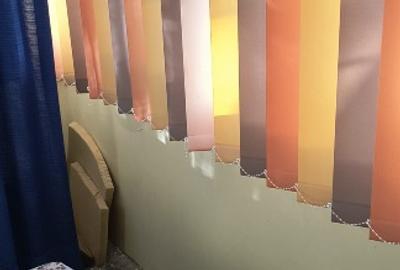 Apartament cu trei camere, doua holuri generoase, patru debarale si in balcon. - 4