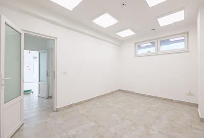 Spațiu comercial, de 68 mp, în Central - 4