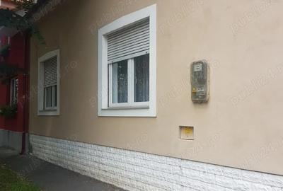 Inchiriez casa in Oradea, central, 3 camere, curte mica, garaj, beci - 1