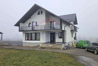 Casă cu 5 camere cu Teren 2500 Mp în Moara Nica - 2