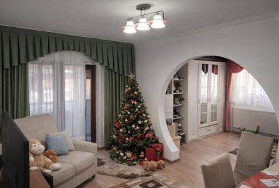 Apartament cu 3 camere semidecomandat în Central