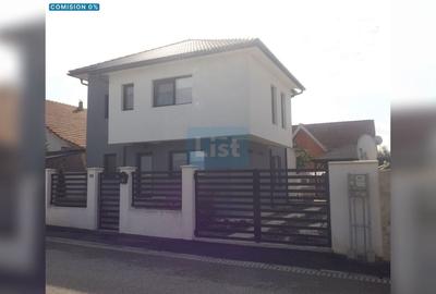 Casă cu 5 camere cu Canalizare în Central