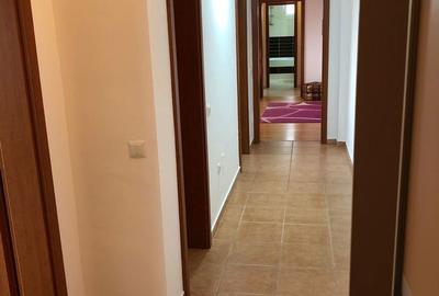 Apartament cu 3 camere semidecomandat în Central - 1