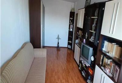 Apartament cu 2 camere, decomandat - zona Tractorul - 3
