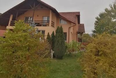 Casă cu 4 camere cu Teren 1000 Mp în Central - 1