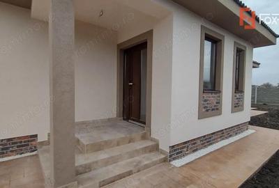 Casă cu 4 camere cu Teren 400 Mp în Sânmihaiu Român