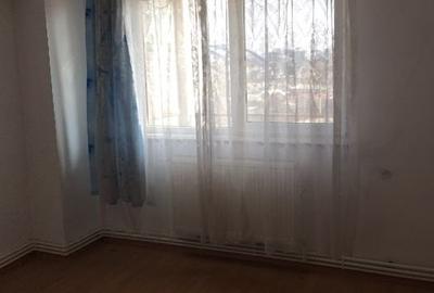 Apartament cu 2 camere semidecomandat în Văcăresti